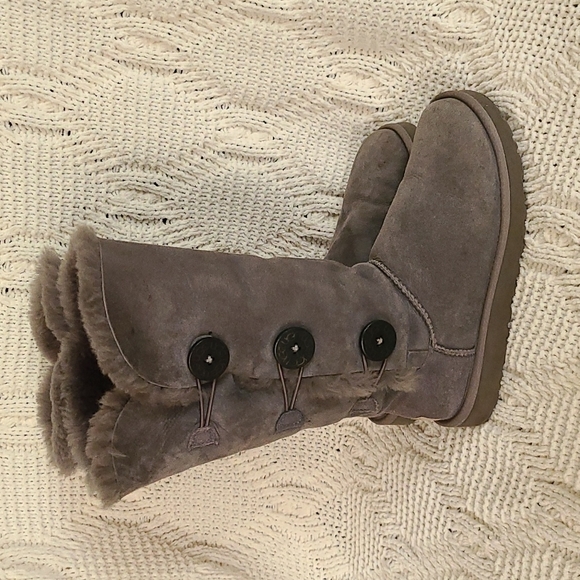 UGG Bailey Button Triplet Grey - Picture 2 of 6